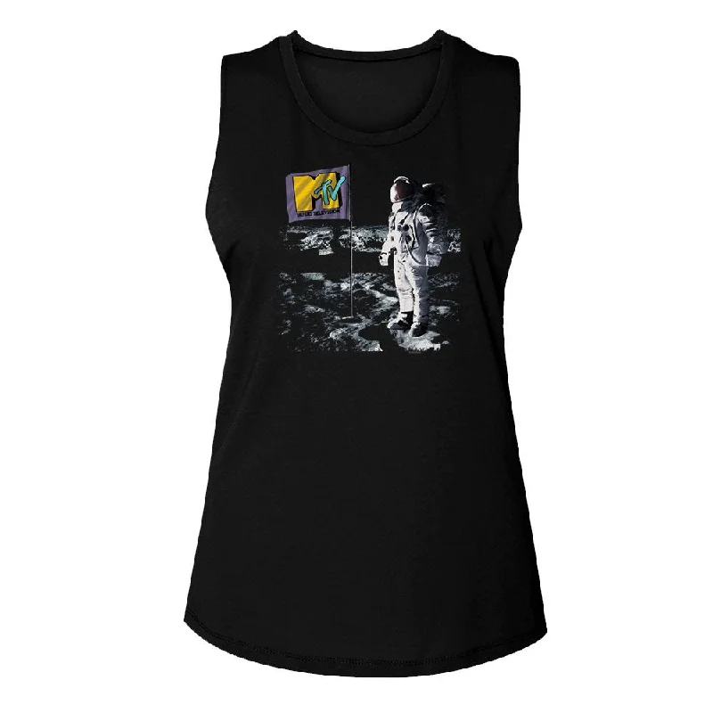 MTV Eye-Catching Tank Top, Flag On Moon ivory tank top